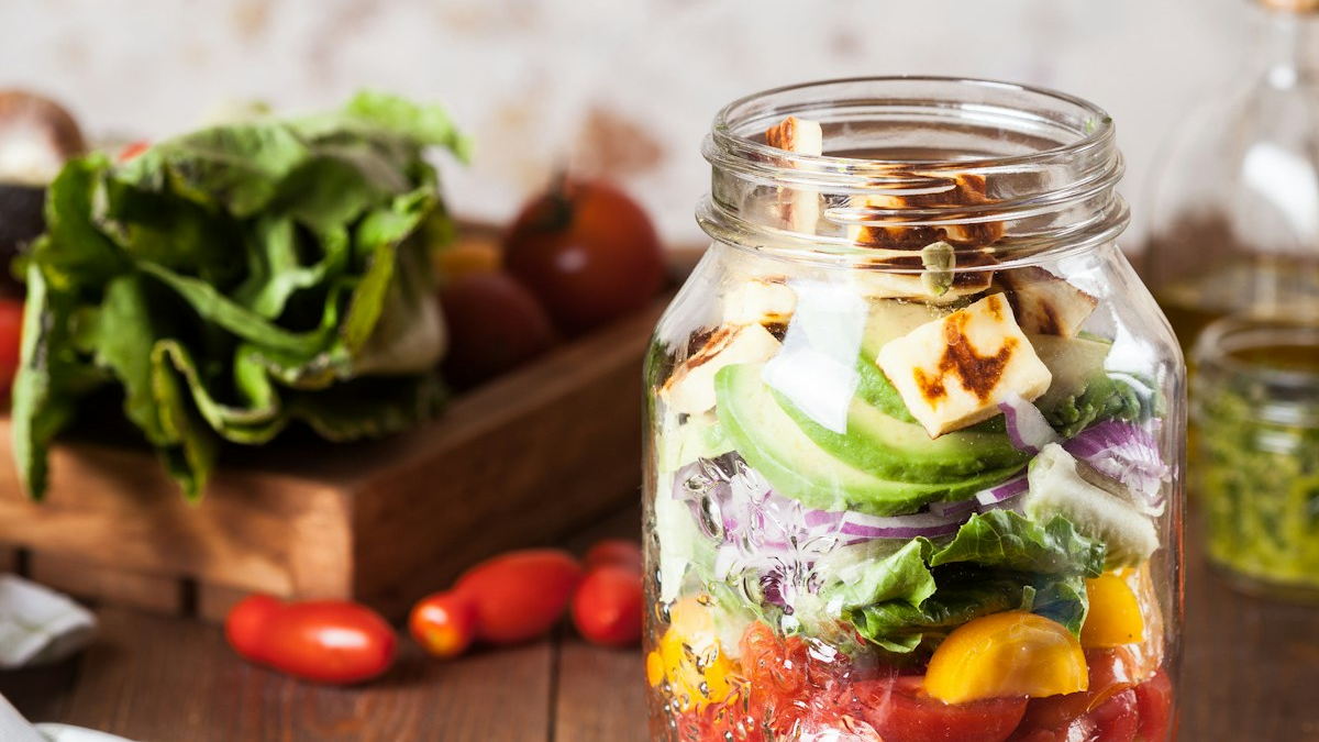 Свежие овощи, цельные злаки и продукты средиземноморской диеты на деревянной поверхности, символизирующие питание для здоровья кишечной микробиоты